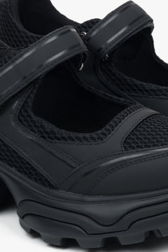 Schwarze Damen-Sneaker ES8 mit Sandalen-Design, aus Leder und atmungsaktiven Textilien – Nahaufnahme der Details.