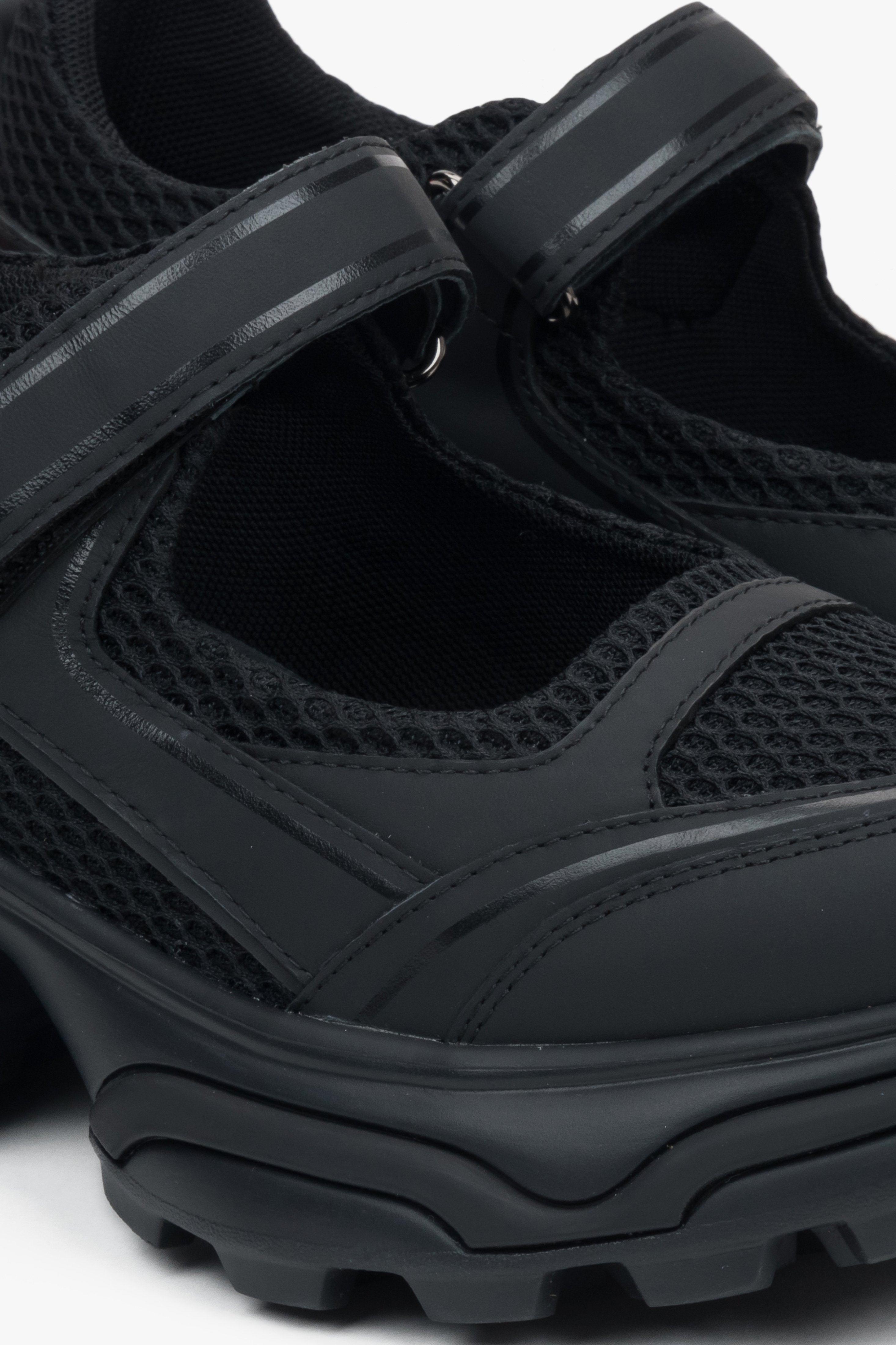 Schwarze Damen-Sneaker ES8 mit Sandalen-Design, aus Leder und atmungsaktiven Textilien – Nahaufnahme der Details.