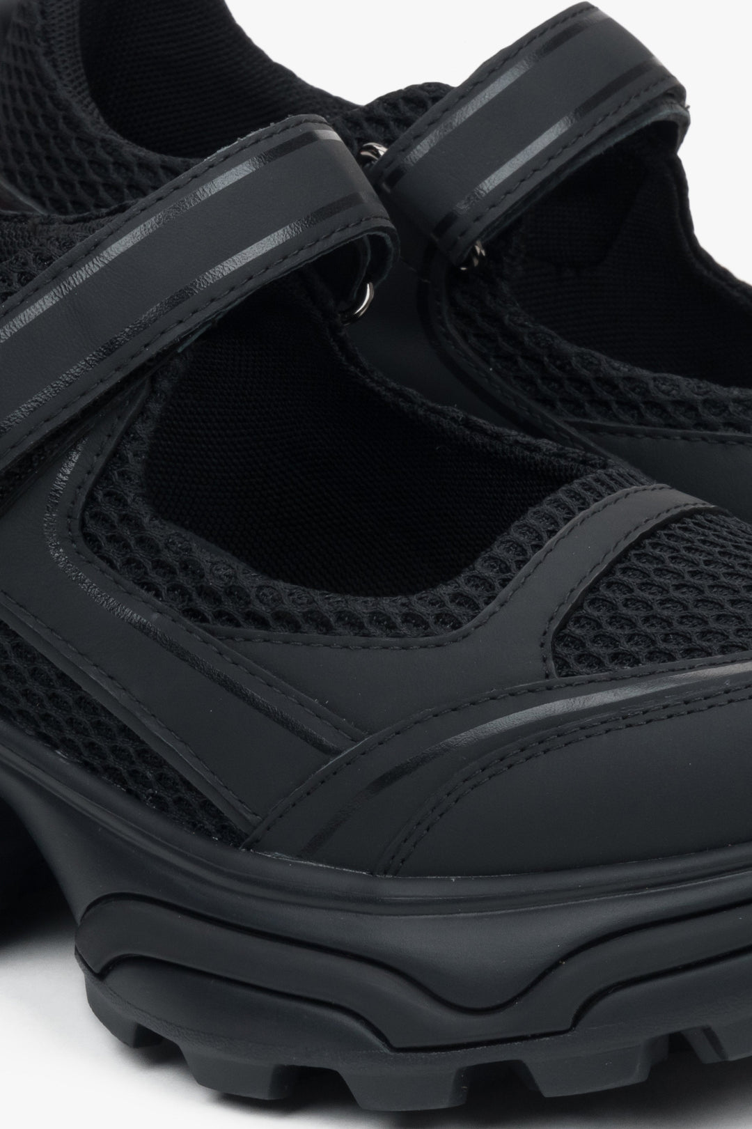 Schwarze Damen-Sneaker ES8 mit Sandalen-Design, aus Leder und atmungsaktiven Textilien – Nahaufnahme der Details.