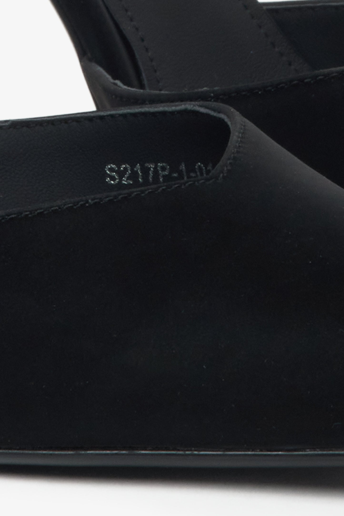 Schwarze Pumps von Estro mit Kristallen und strukturierter Oberfläche.