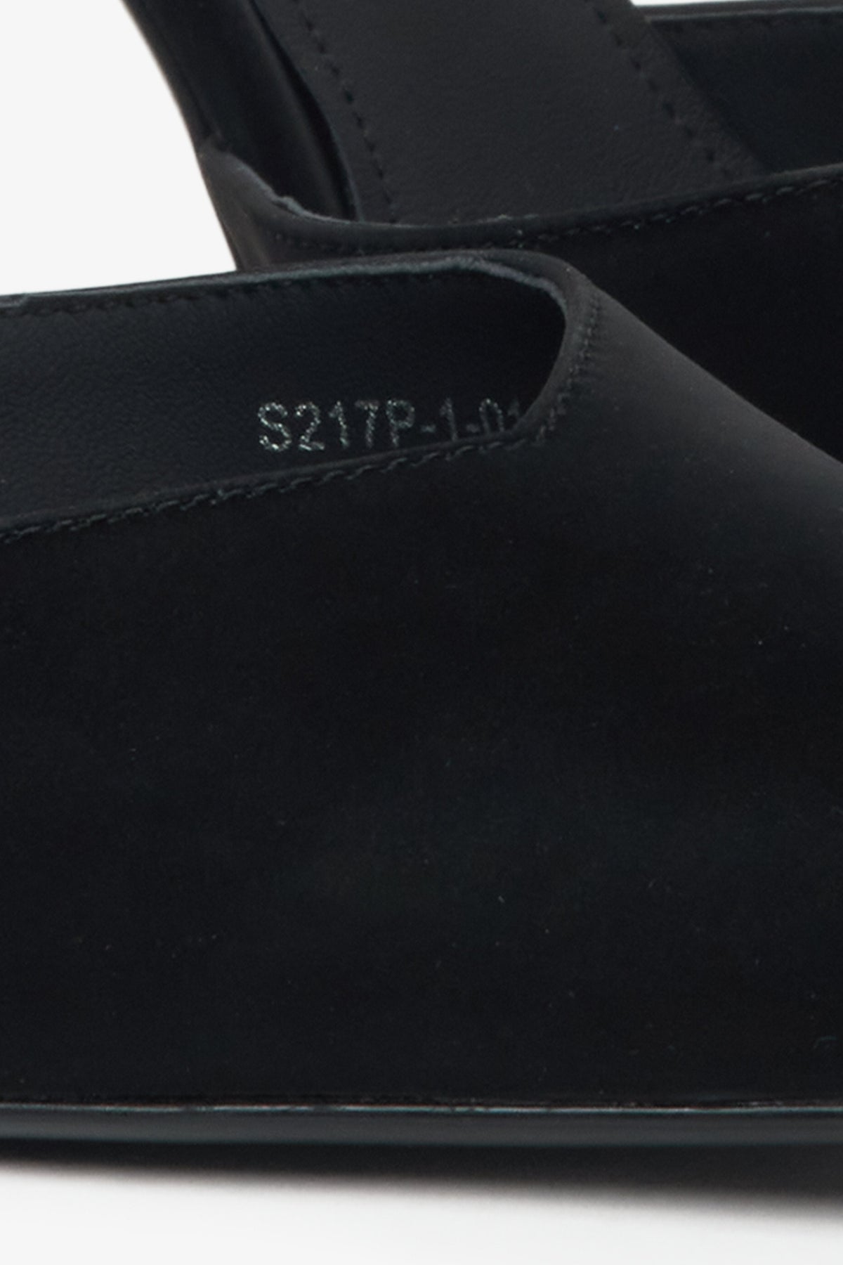 Schwarze Pumps von Estro mit Kristallen und strukturierter Oberfläche.