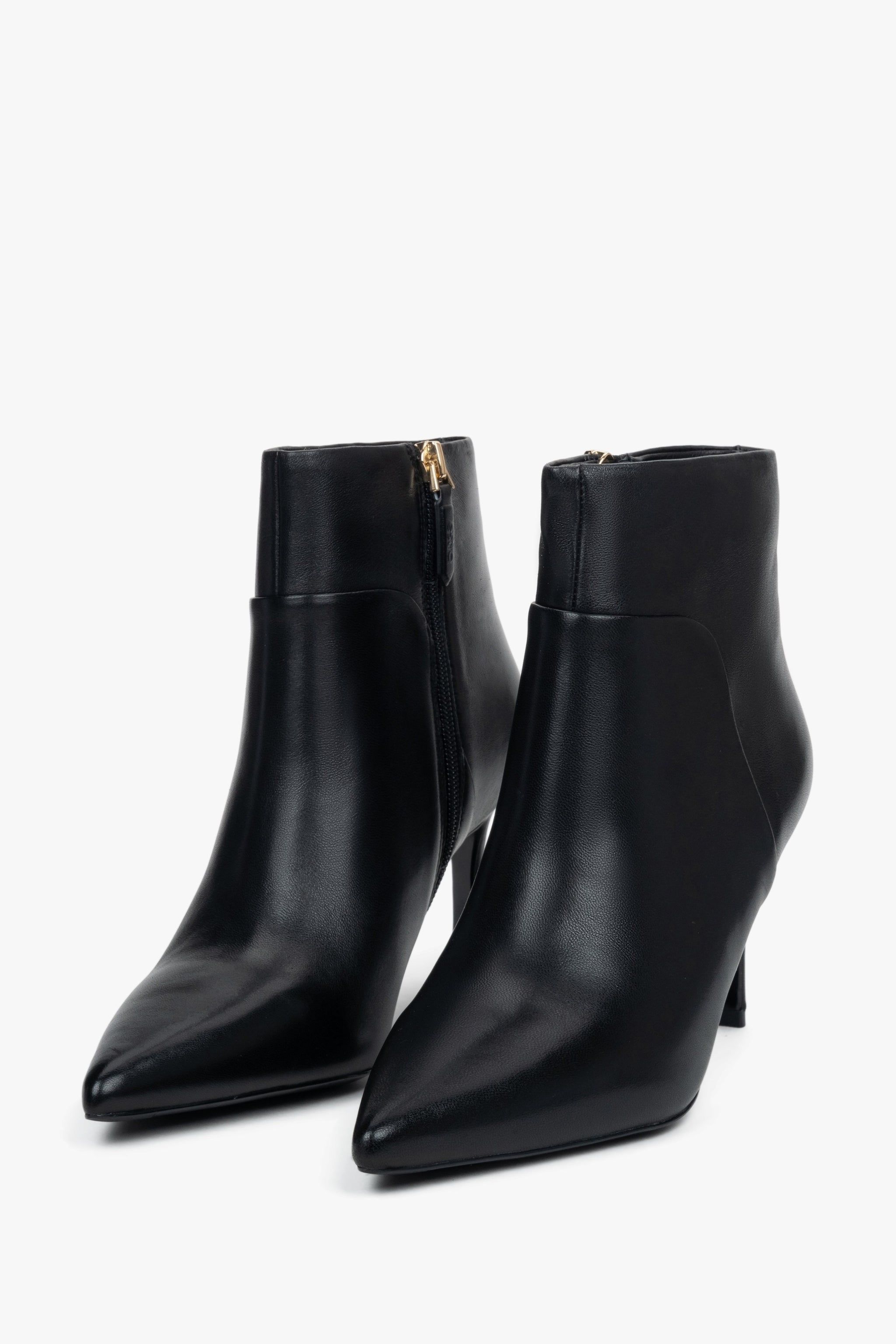 Nahaufnahme der spitzen Zehenkappe bei schwarzen Ankle Boots für Damen. 