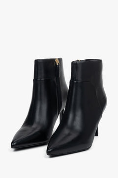 Nahaufnahme der spitzen Zehenkappe bei schwarzen Ankle Boots für Damen. 