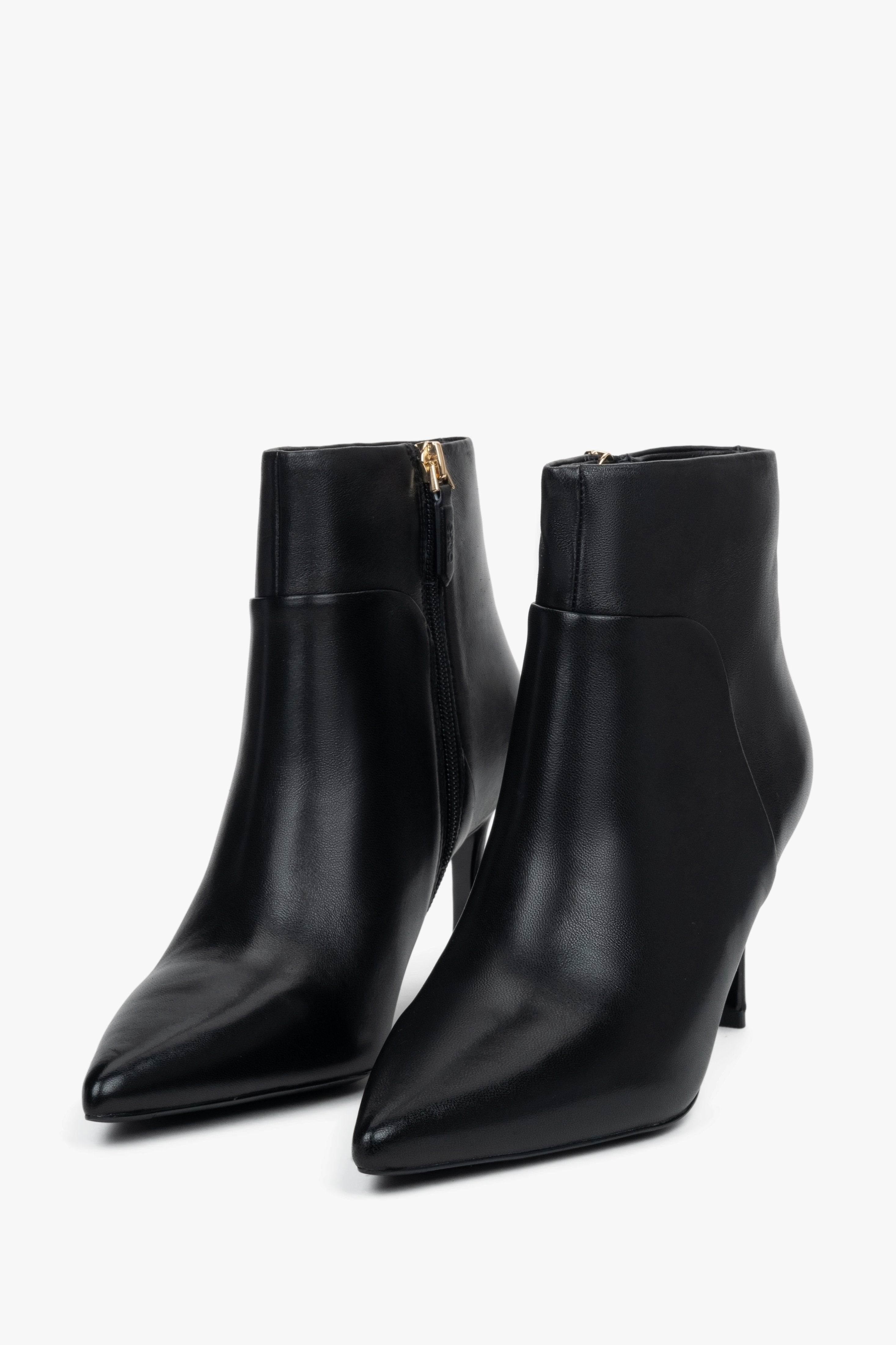 Nahaufnahme der spitzen Zehenkappe bei schwarzen Ankle Boots für Damen. 