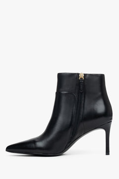 Elegante schwarze Stiefeletten mit hohem Pfennigabsatz i spitzem Zulauf. 