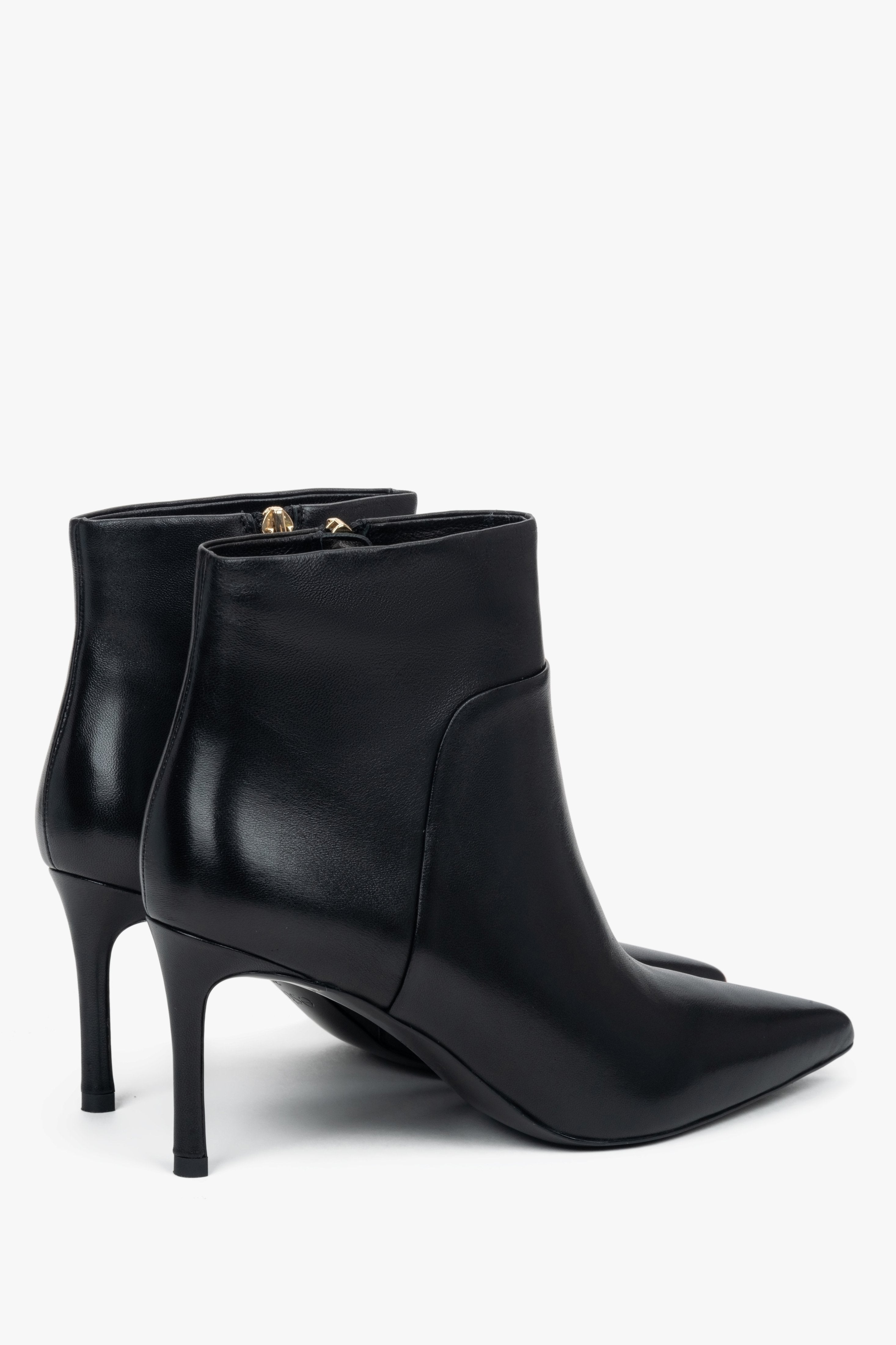 Schwarze Damen-Boots aus Leder mit spitzer Front und femininem Design.