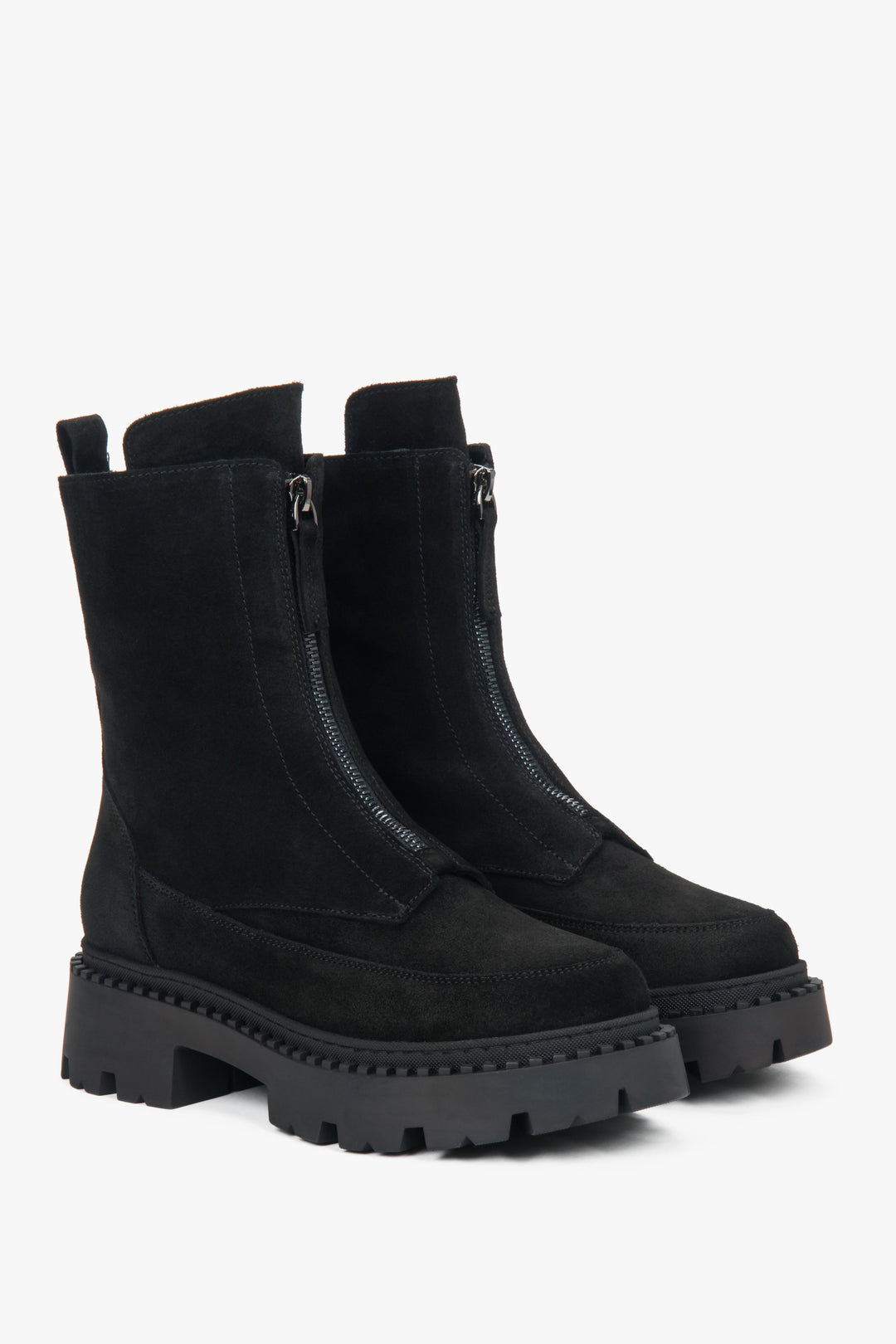 Elegante Damen-Stiefeletten in Schwarz aus italienischem Velours mit leichtem Warmfutter.