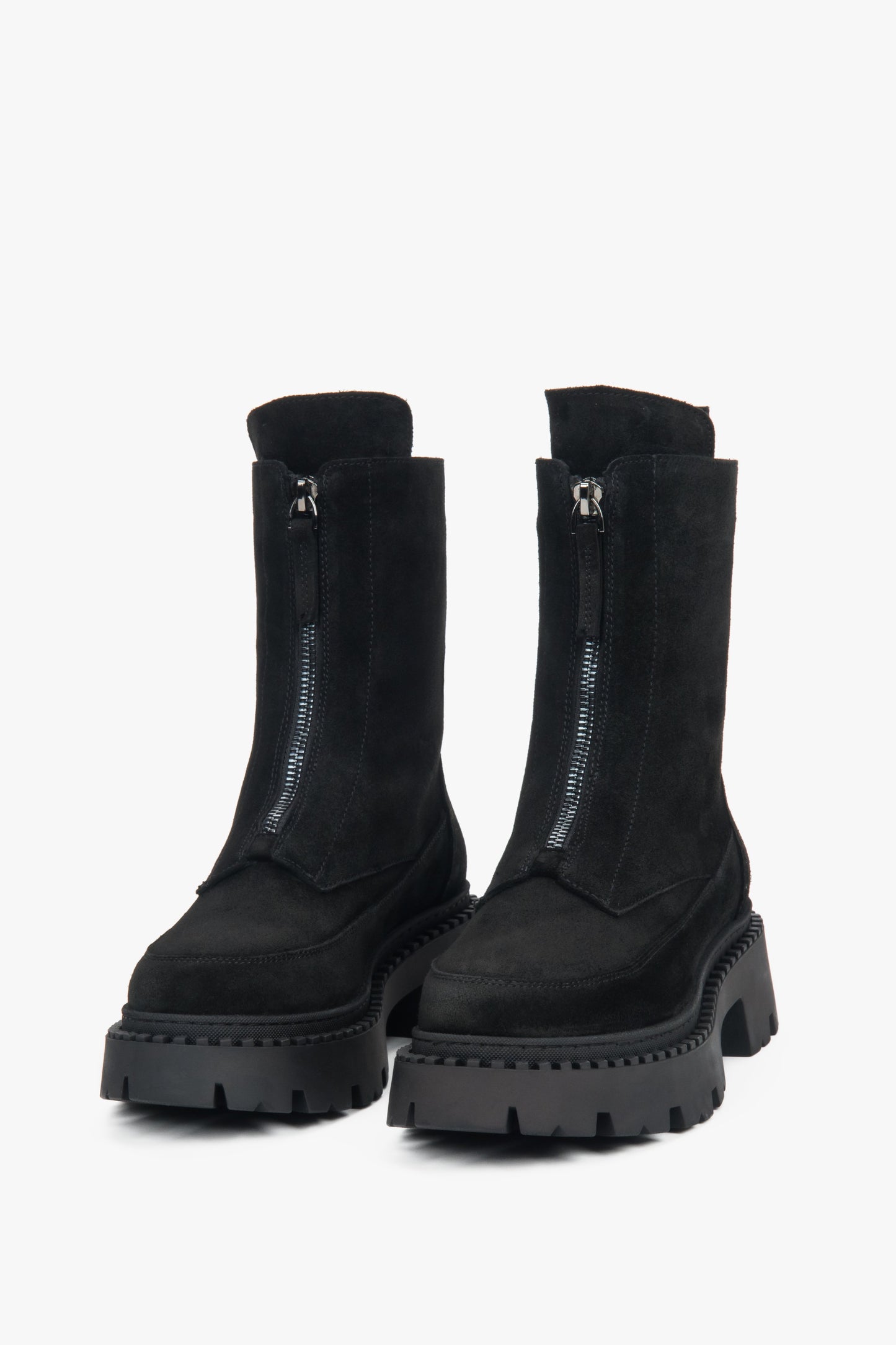 Beschreibend: Ein Paar klassische schwarze Velours Stiefeletten mit Blockabsatz und einem leichten, wärmenden Innenfutter.