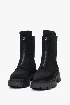 Beschreibend: Ein Paar klassische schwarze Velours Stiefeletten mit Blockabsatz und einem leichten, wärmenden Innenfutter.