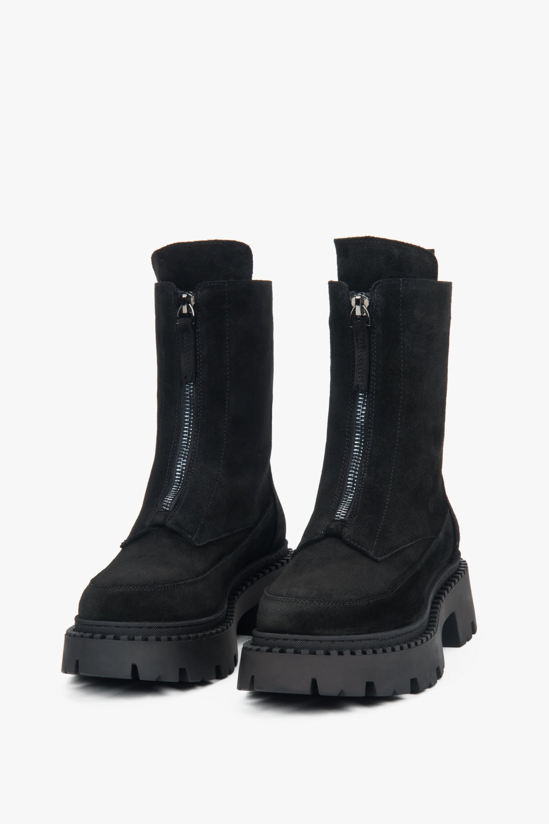 Beschreibend: Ein Paar klassische schwarze Velours Stiefeletten mit Blockabsatz und einem leichten, wärmenden Innenfutter.