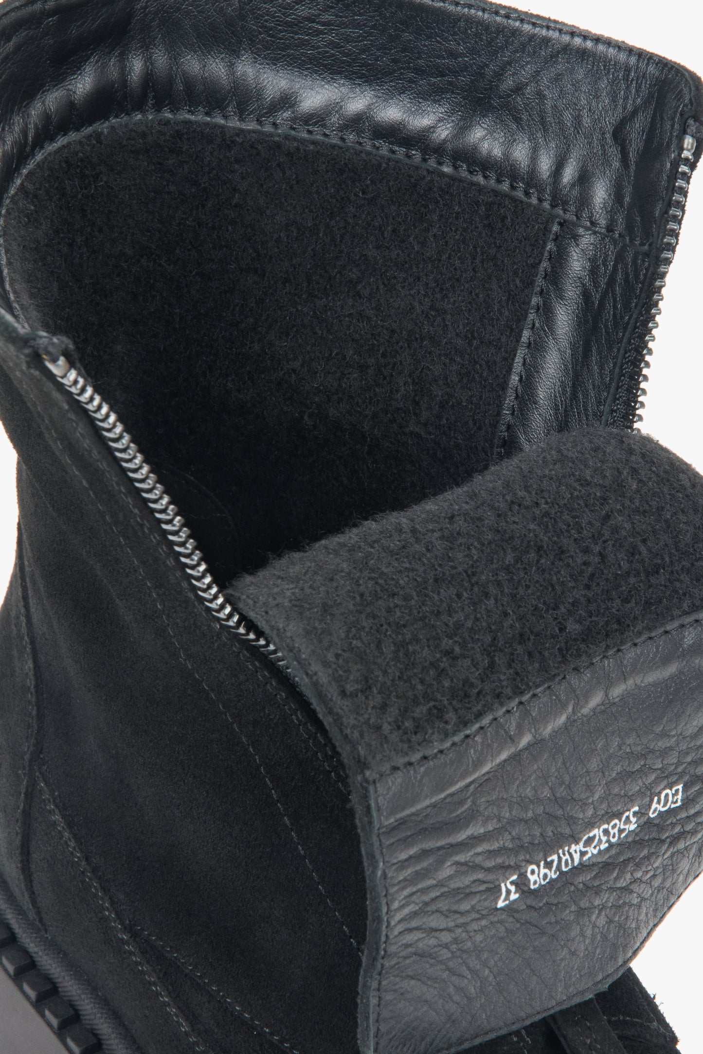 Weiche Veloursleder-Stiefeletten mit einem kuscheligen, leichten Futter – ideal für Herbst und milde Winter.