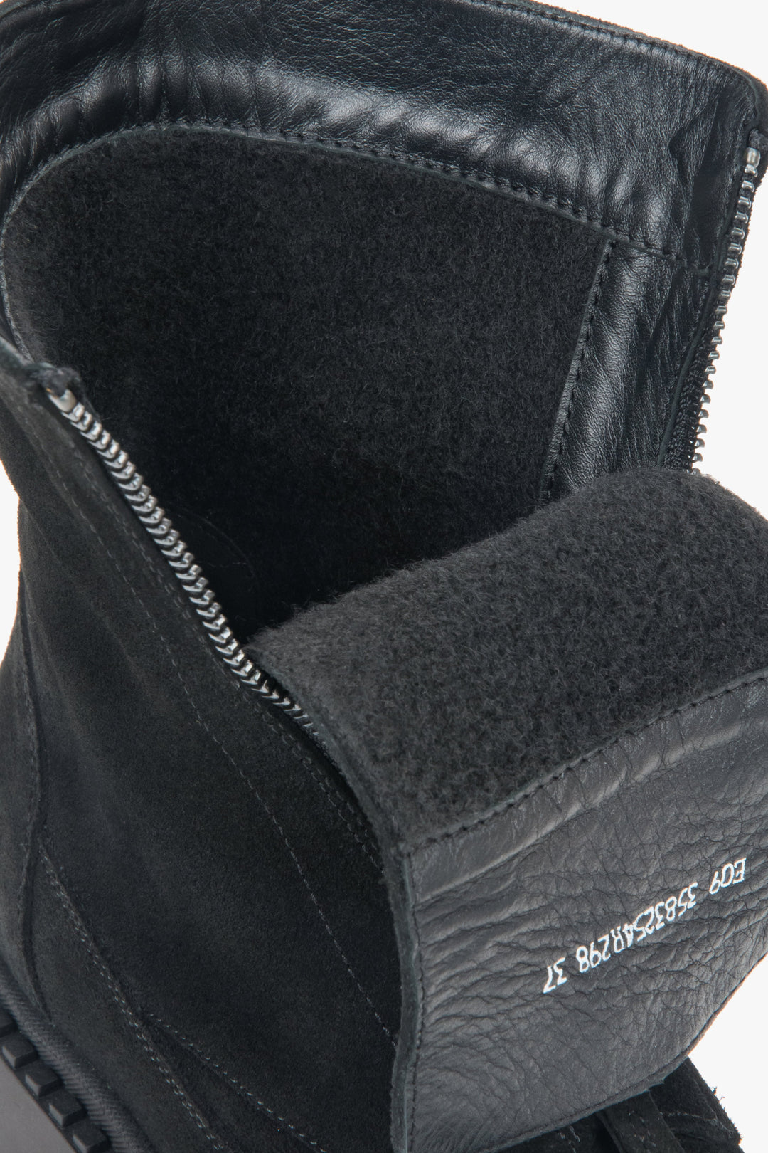 Weiche Veloursleder-Stiefeletten mit einem kuscheligen, leichten Futter – ideal für Herbst und milde Winter.