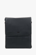 Frontale Ansicht der schwarzen Tablet-Tasche aus genarbtem Leder mit geschlossener Magnetklappe
