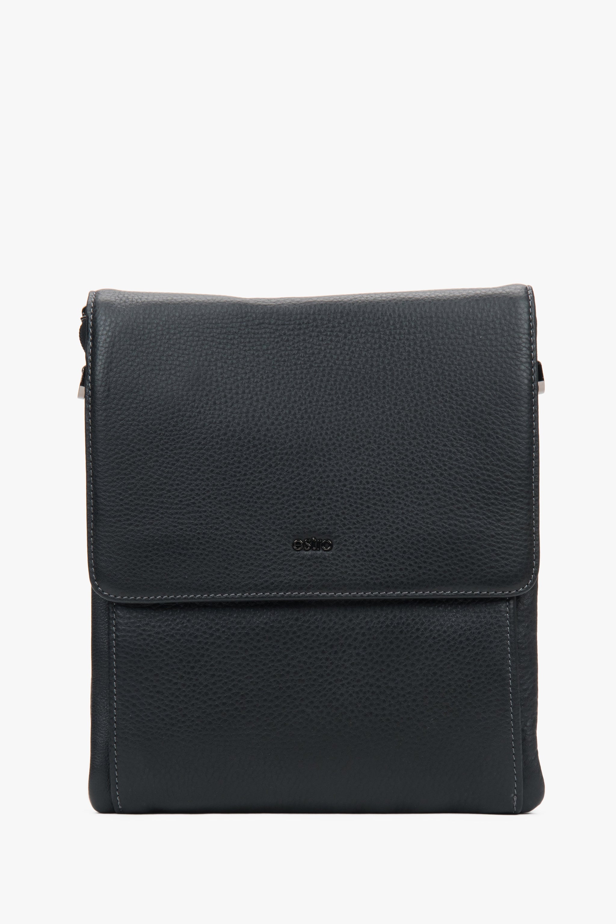 Frontale Ansicht der schwarzen Tablet-Tasche aus genarbtem Leder mit geschlossener Magnetklappe