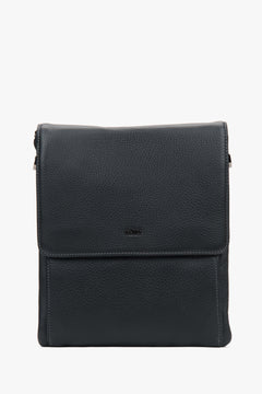 Frontale Ansicht der schwarzen Tablet-Tasche aus genarbtem Leder mit geschlossener Magnetklappe