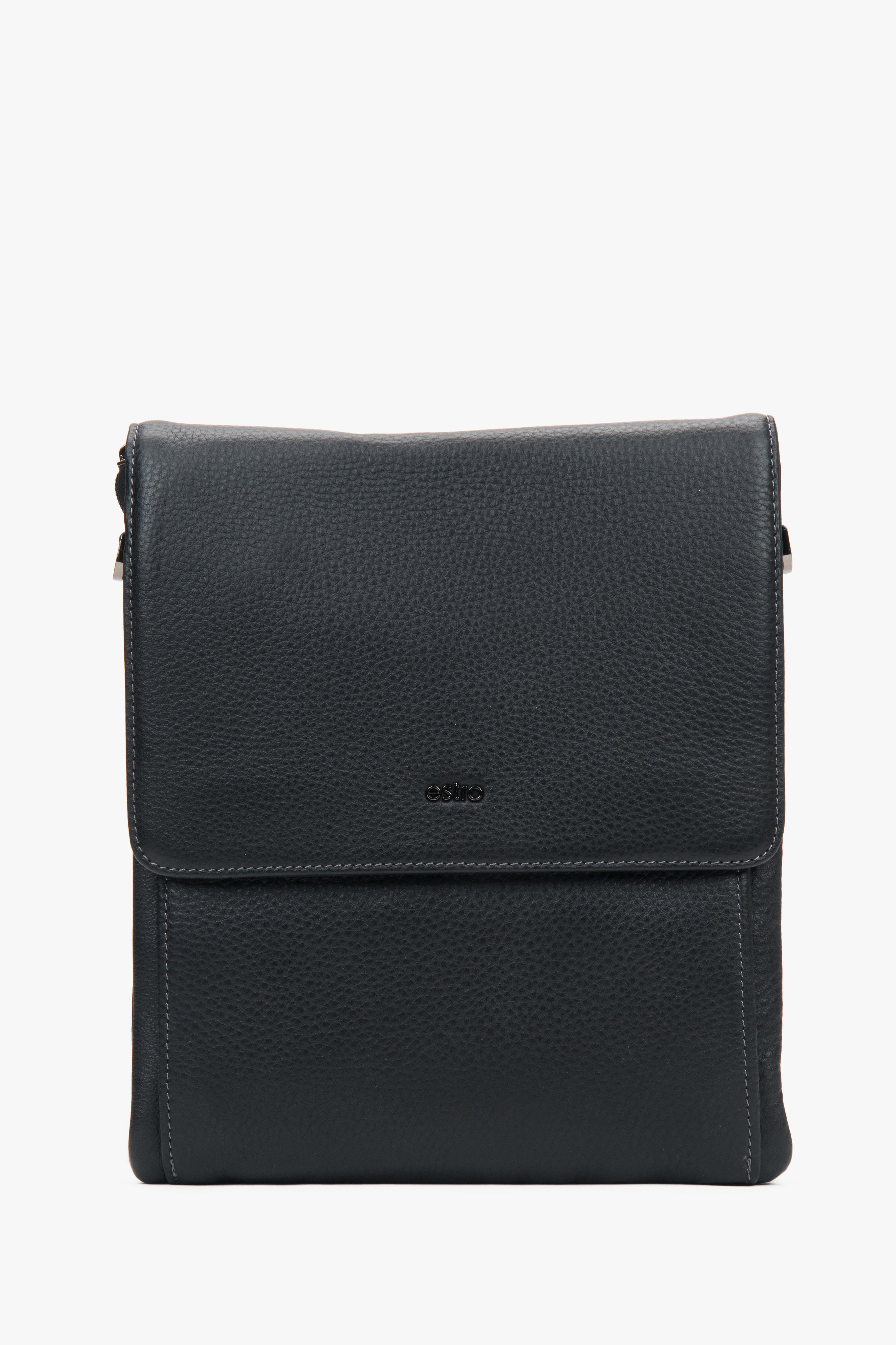 Frontale Ansicht der schwarzen Tablet-Tasche aus genarbtem Leder mit geschlossener Magnetklappe