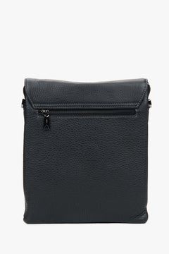 Rückansicht der kompakten Tasche, die das praktische hintere Reißverschlussfach zeigt 
