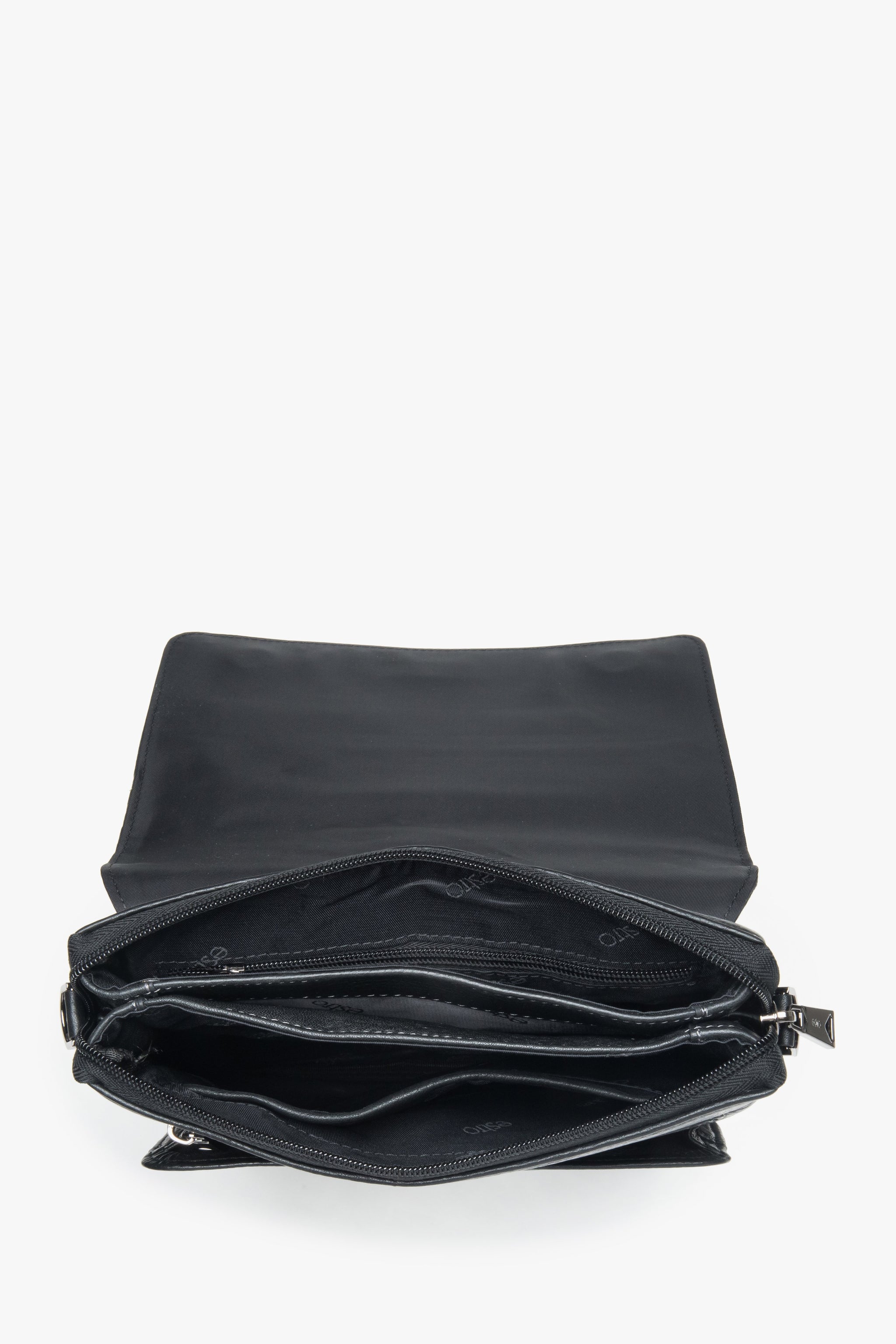 Blick in die geöffnete Tasche, der die durchdachte Innenaufteilung mit mehreren Fächern präsentiert 