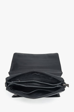 Blick in die geöffnete Tasche, der die durchdachte Innenaufteilung mit mehreren Fächern präsentiert 
