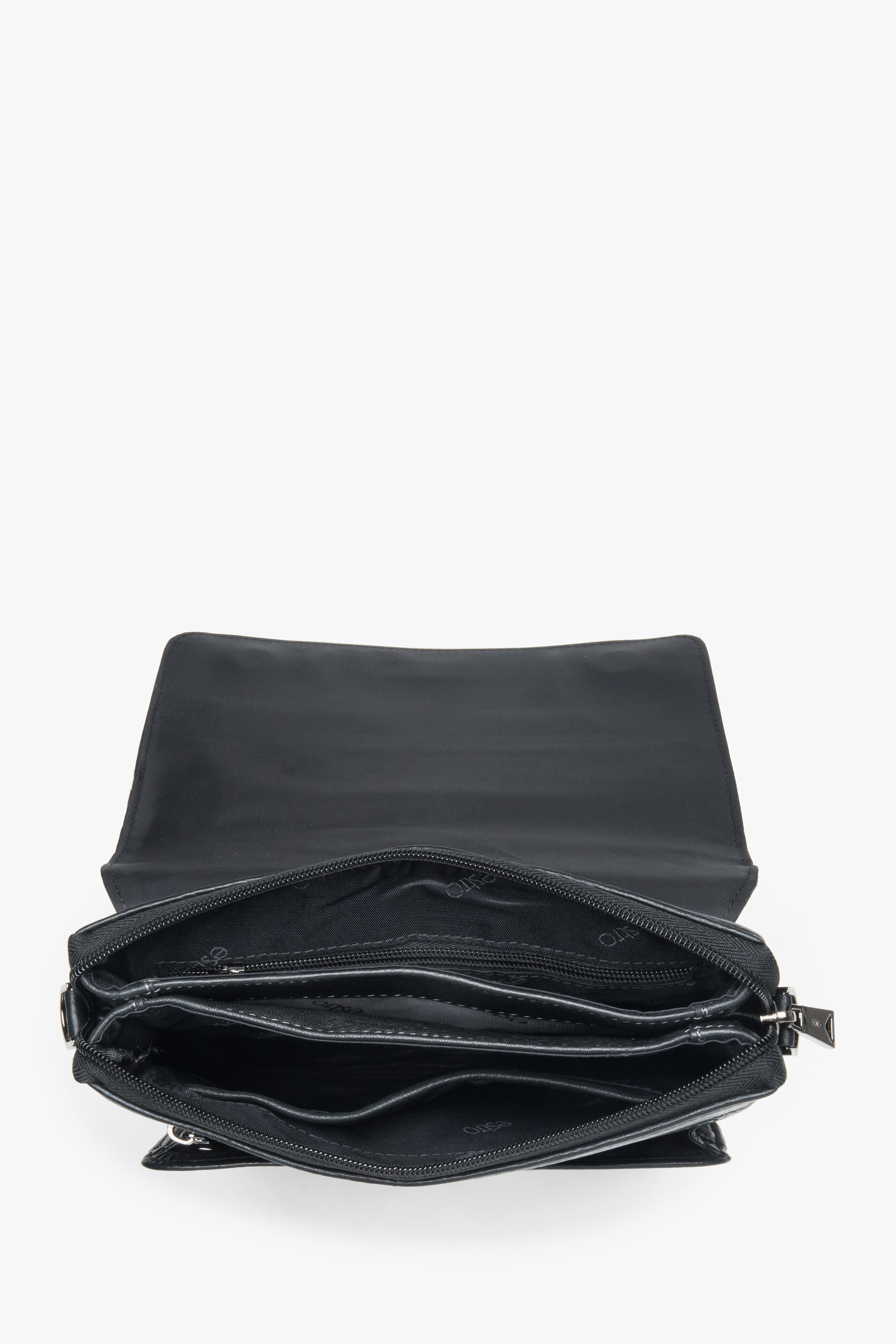Blick in die geöffnete Tasche, der die durchdachte Innenaufteilung mit mehreren Fächern präsentiert 