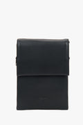Frontale Ansicht der schwarzen Tablet-Tasche mit geschlossener Klappe und dezentem Markenlogo 