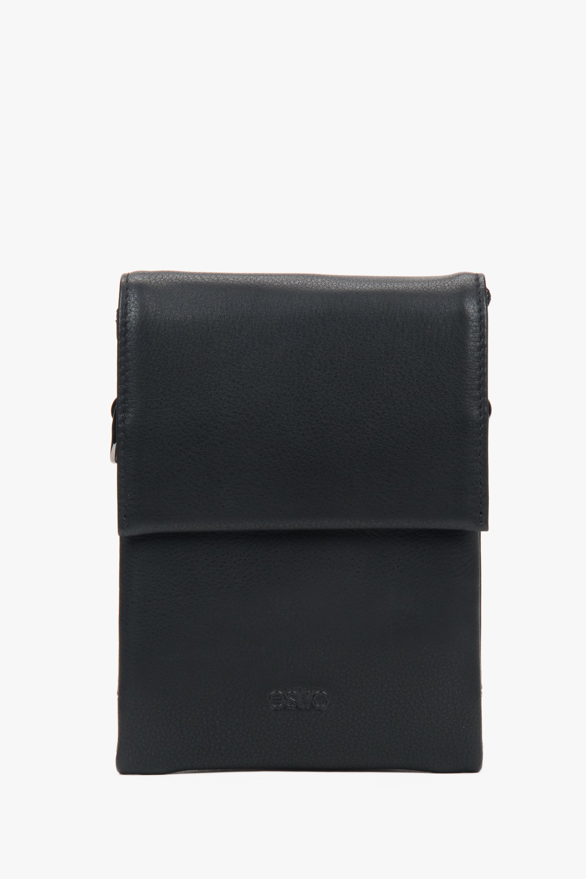Frontale Ansicht der schwarzen Tablet-Tasche mit geschlossener Klappe und dezentem Markenlogo 