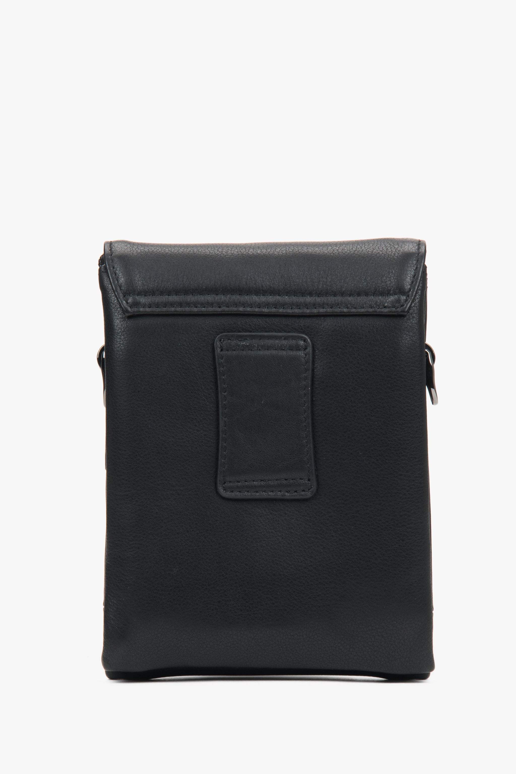 Rückansicht der kompakten Tasche, die die praktische, breite Gürtelschlaufe zeigt 