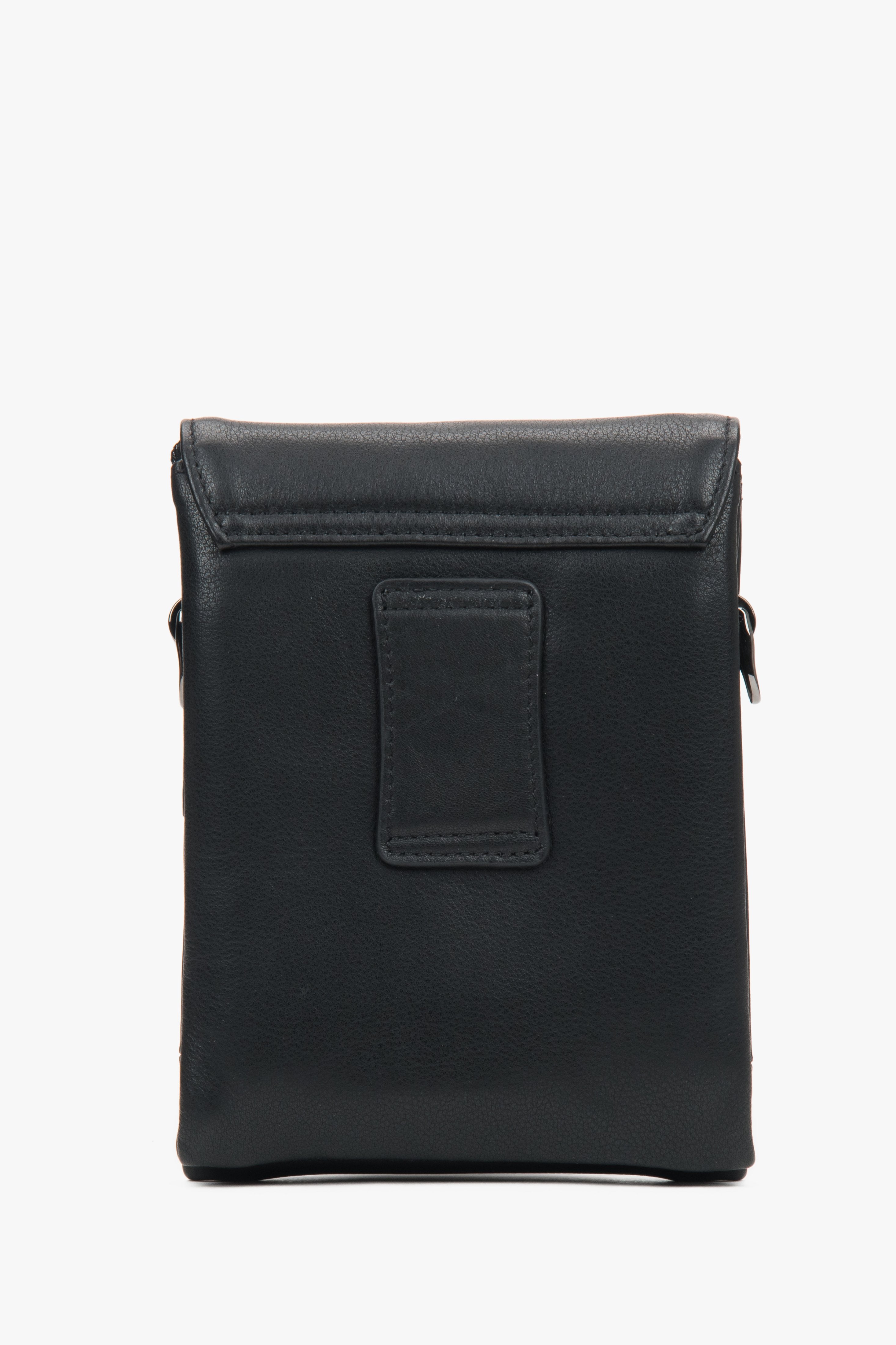 Rückansicht der kompakten Tasche, die die praktische, breite Gürtelschlaufe zeigt 