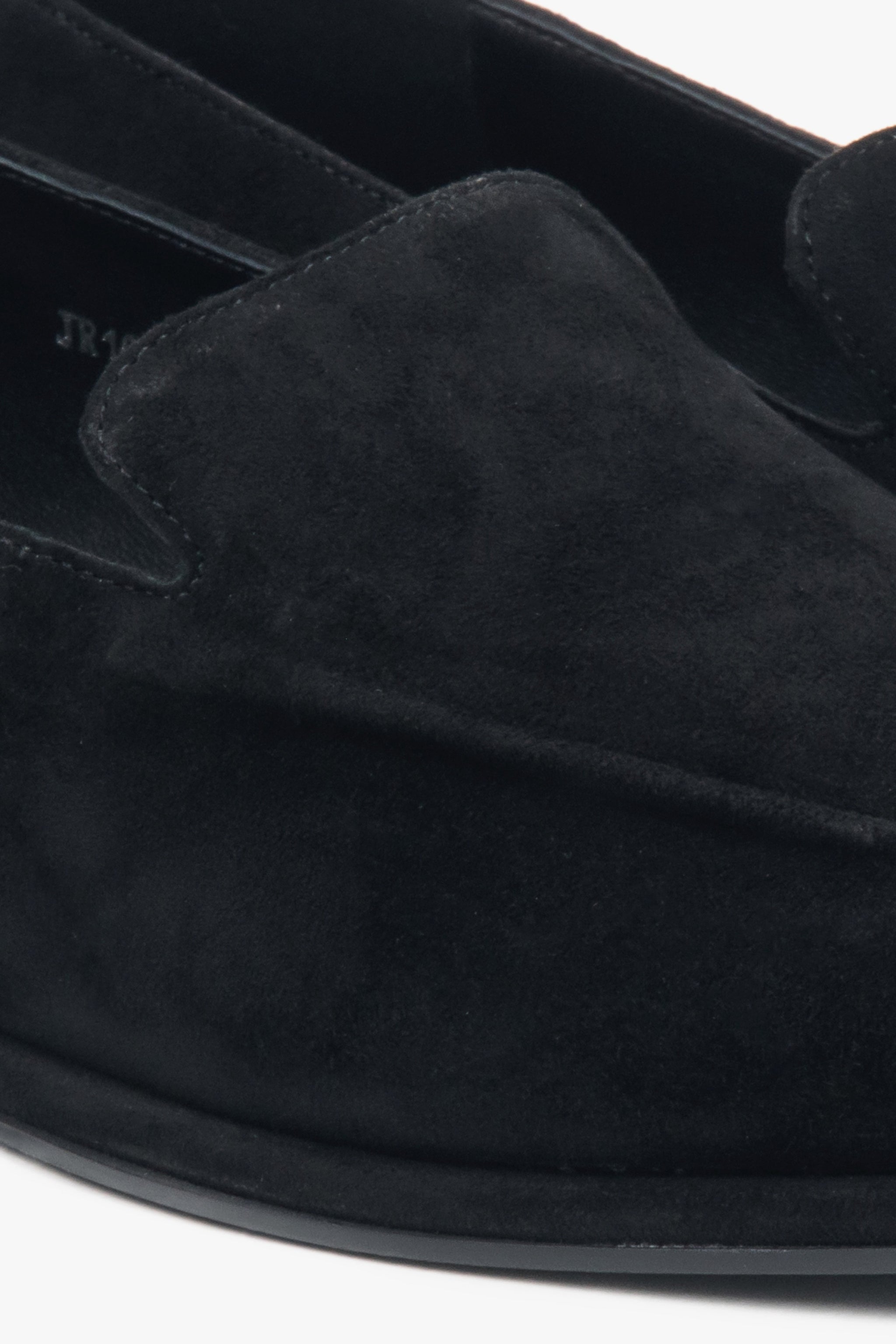 Bequeme schwarze Velours-Slipper mit flacher Sohle für hohen Tragekomfort.