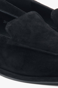 Bequeme schwarze Velours-Slipper mit flacher Sohle für hohen Tragekomfort.