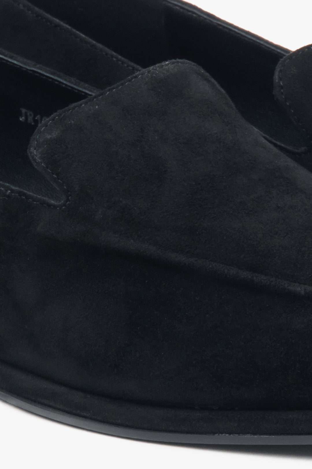 Bequeme schwarze Velours-Slipper mit flacher Sohle für hohen Tragekomfort.