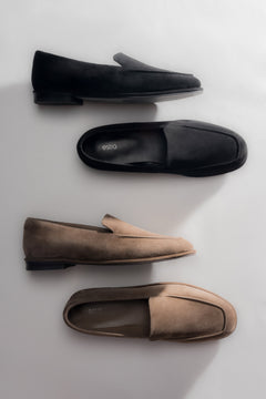 Elegante Halbschuhe aus echtem schwarzem Velours für einen zeitlosen Look.