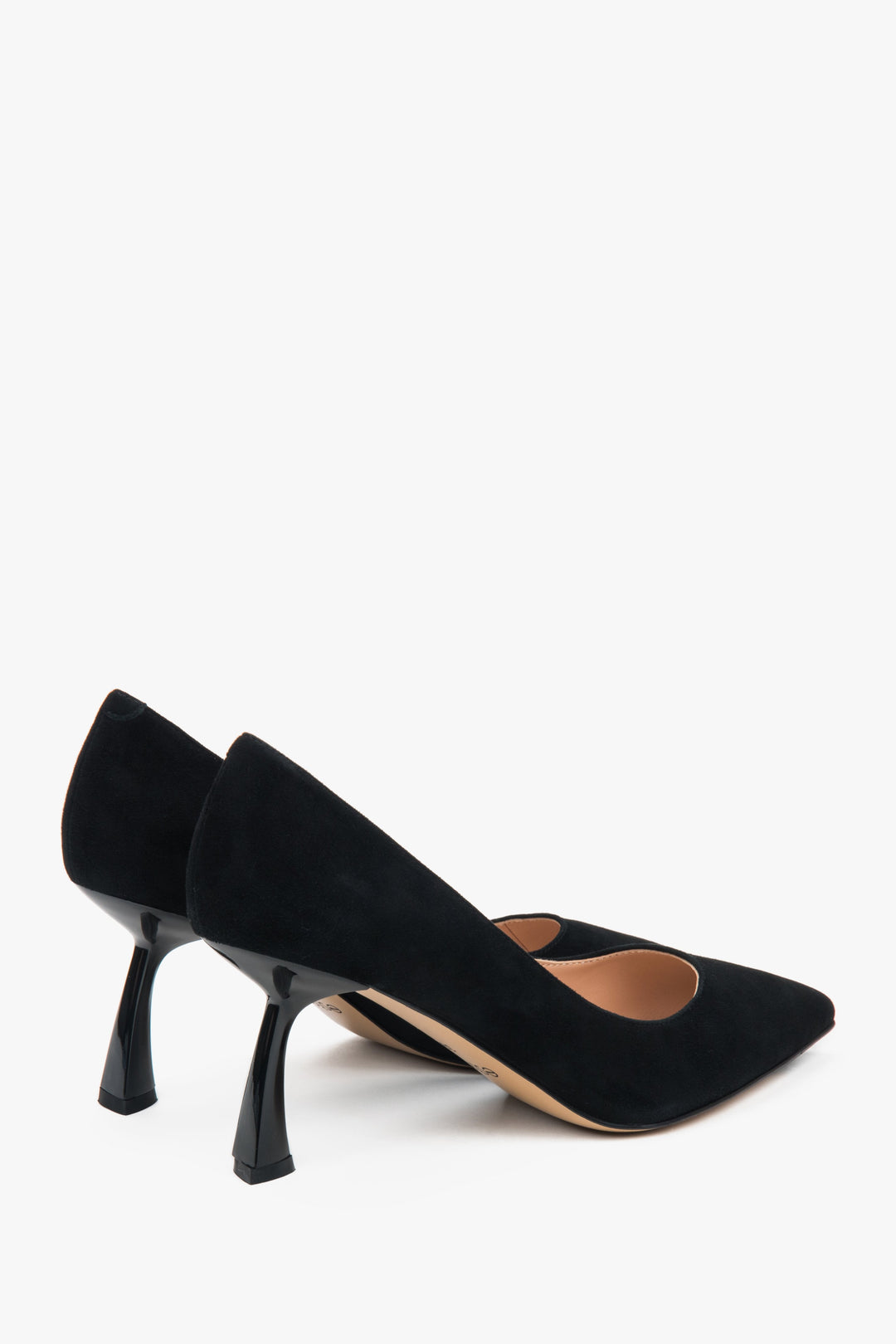 Raffinierte schwarze Damen-Stilettos von Estro aus natürlichem Veloursleder mit spitzer Zehenpartie.