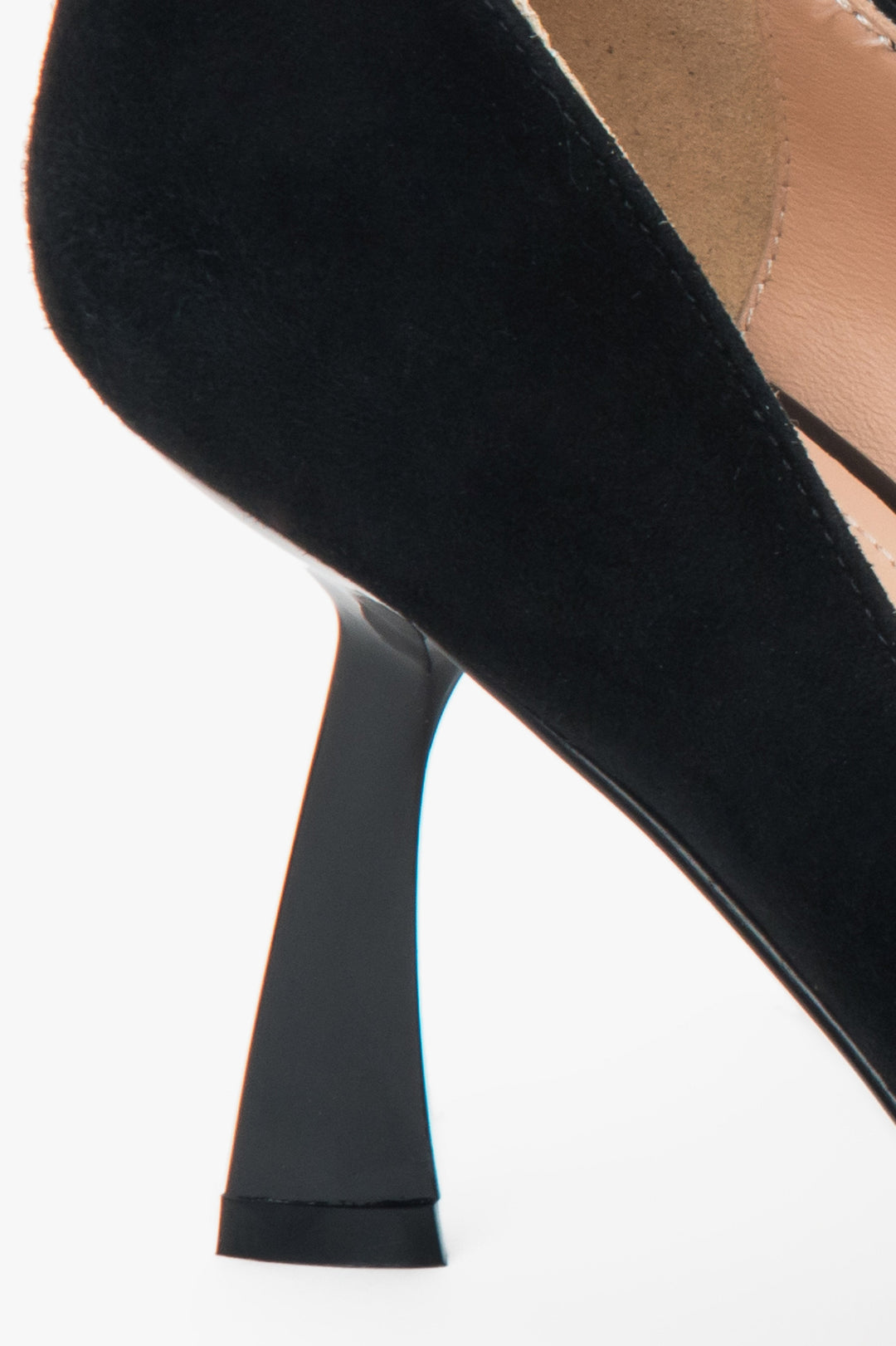 Schwarze Damen-Stilettos mit spitzer Zehenpartie aus natürlichem Veloursleder von Estro – Detailaufnahme.