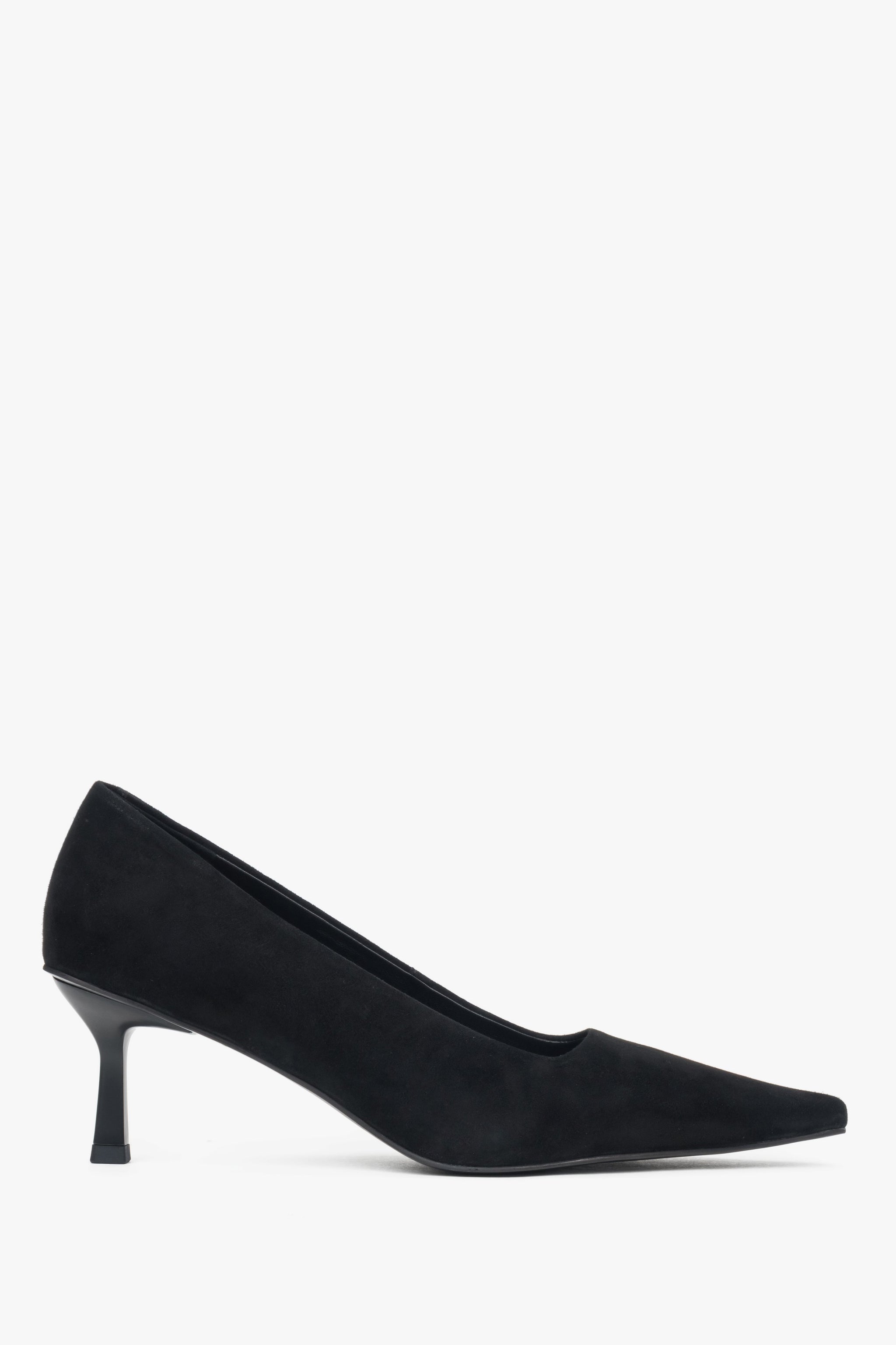 Schwarze Damen-Pumps mit spitzer Kappe aus weichem Velours Estro ER00118177.