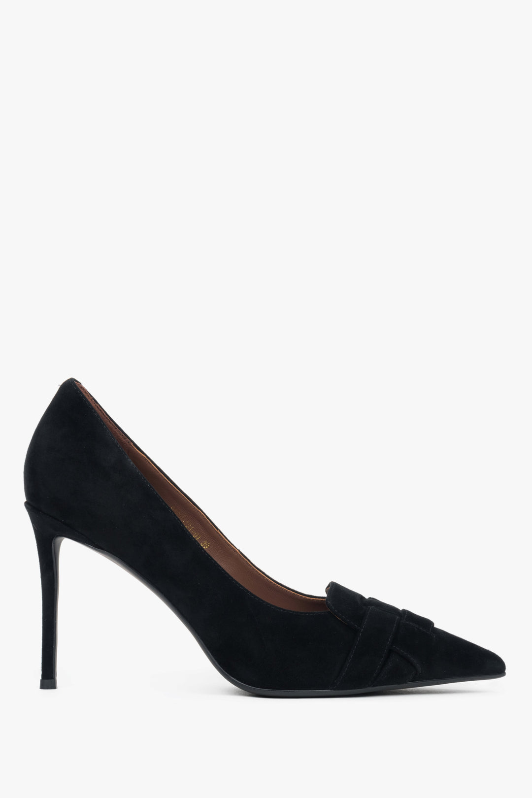 Nahaufnahme der glänzenden Verzierung auf den schwarzen Velours-Pumps.