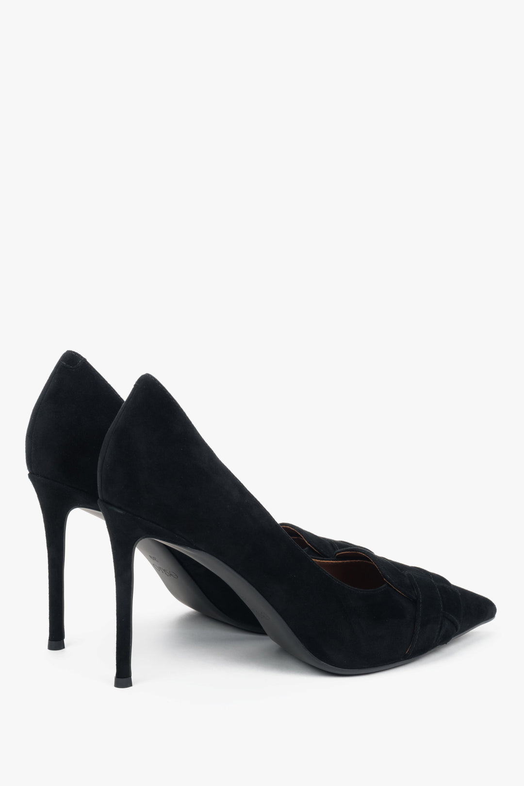 Hochwertige Damen-Schuhe aus schwarzem Natur-Velours mit stilvoller Applikation.