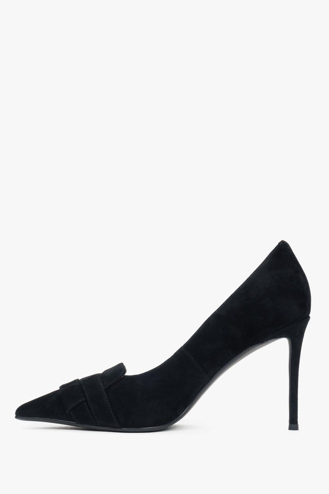Klassische schwarze Velours-Pumps mit einer dekorativen Verzierung für Damen.