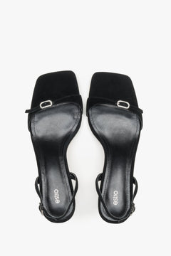 Paar schwarze Velours-Sandalen mit funkelnden Schnallen von Estro