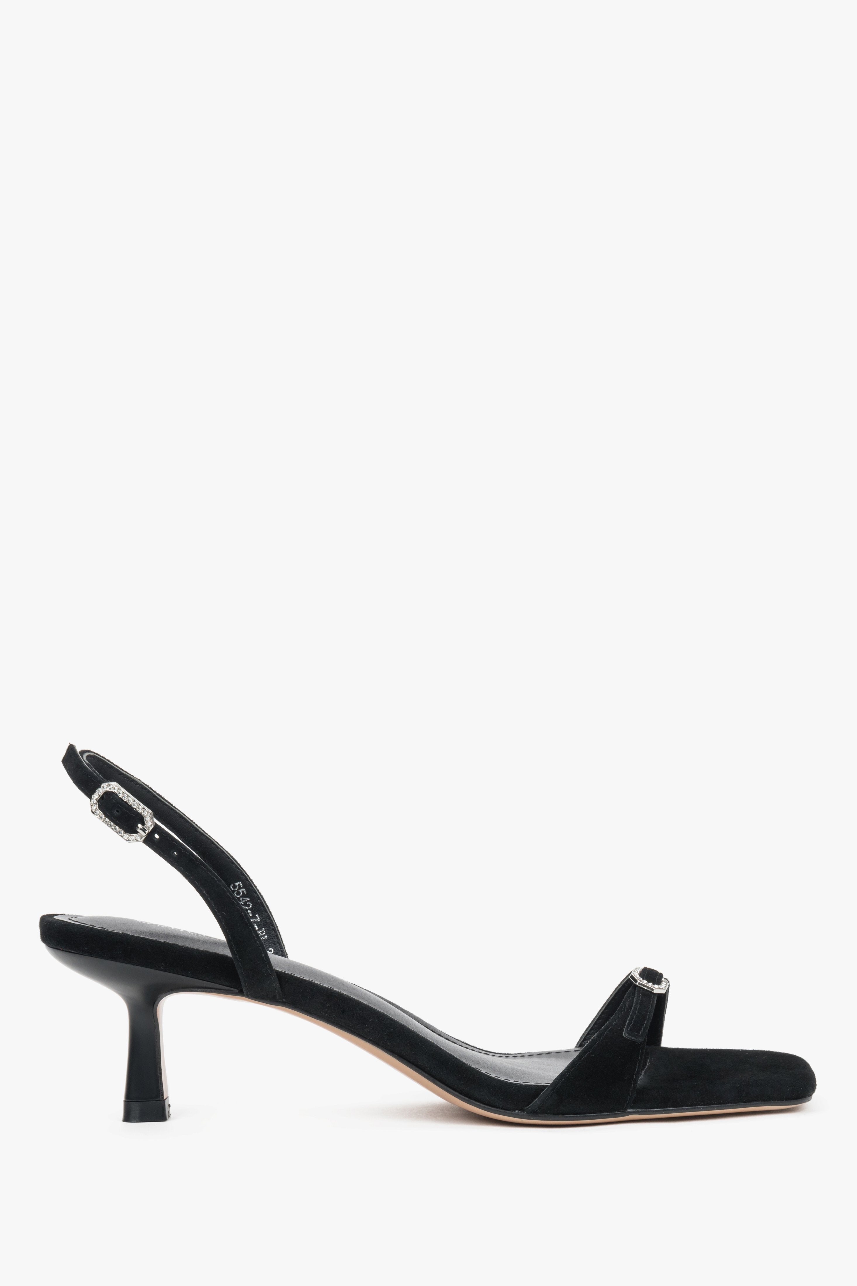 Seitenansicht der schwarzen Velours-Sandalen mit niedrigem Absatz