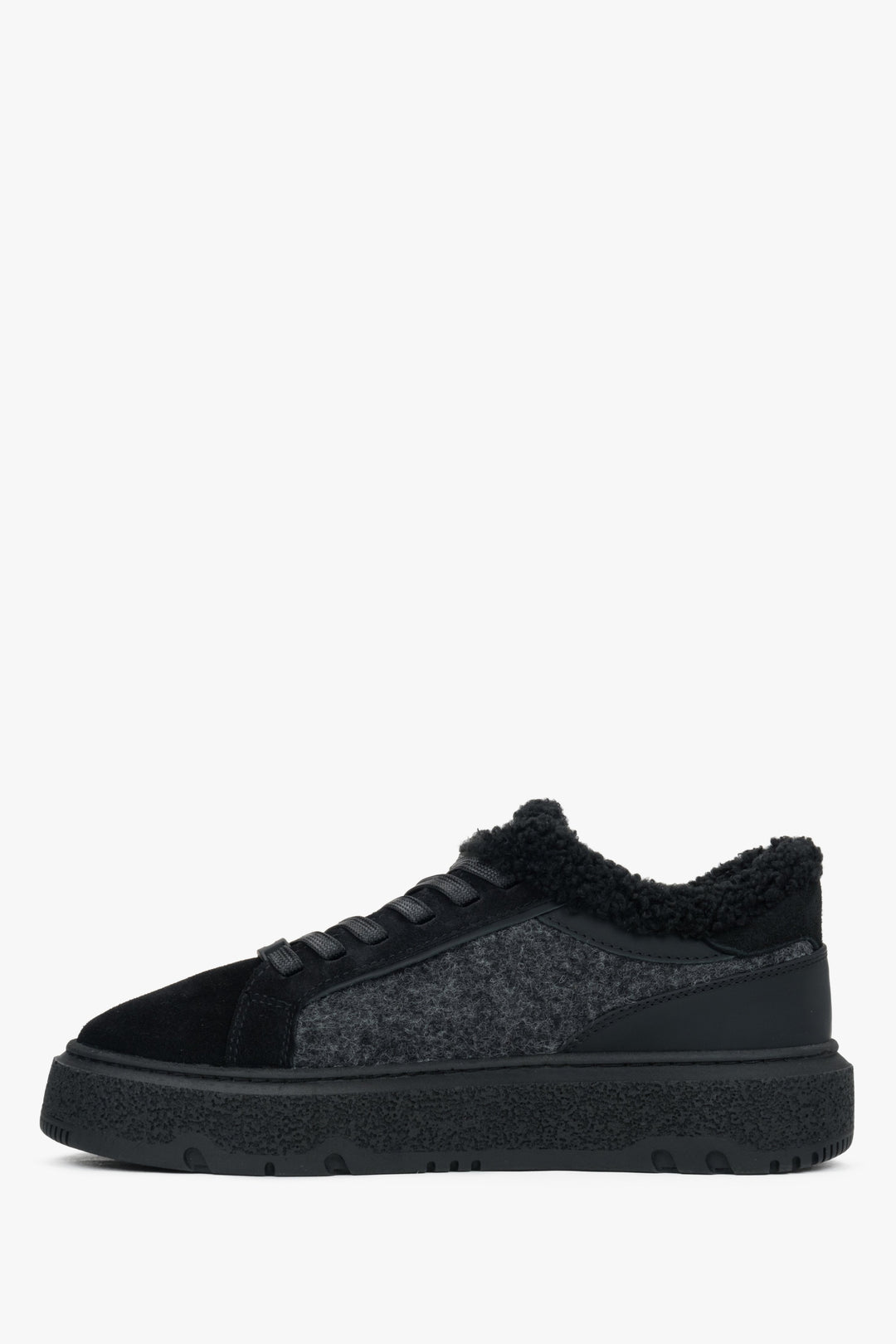 Ein Paar schwarze Schnürsneaker aus einem Leder-Velours-Mix mit einer dickeren, isolierenden Sohle.