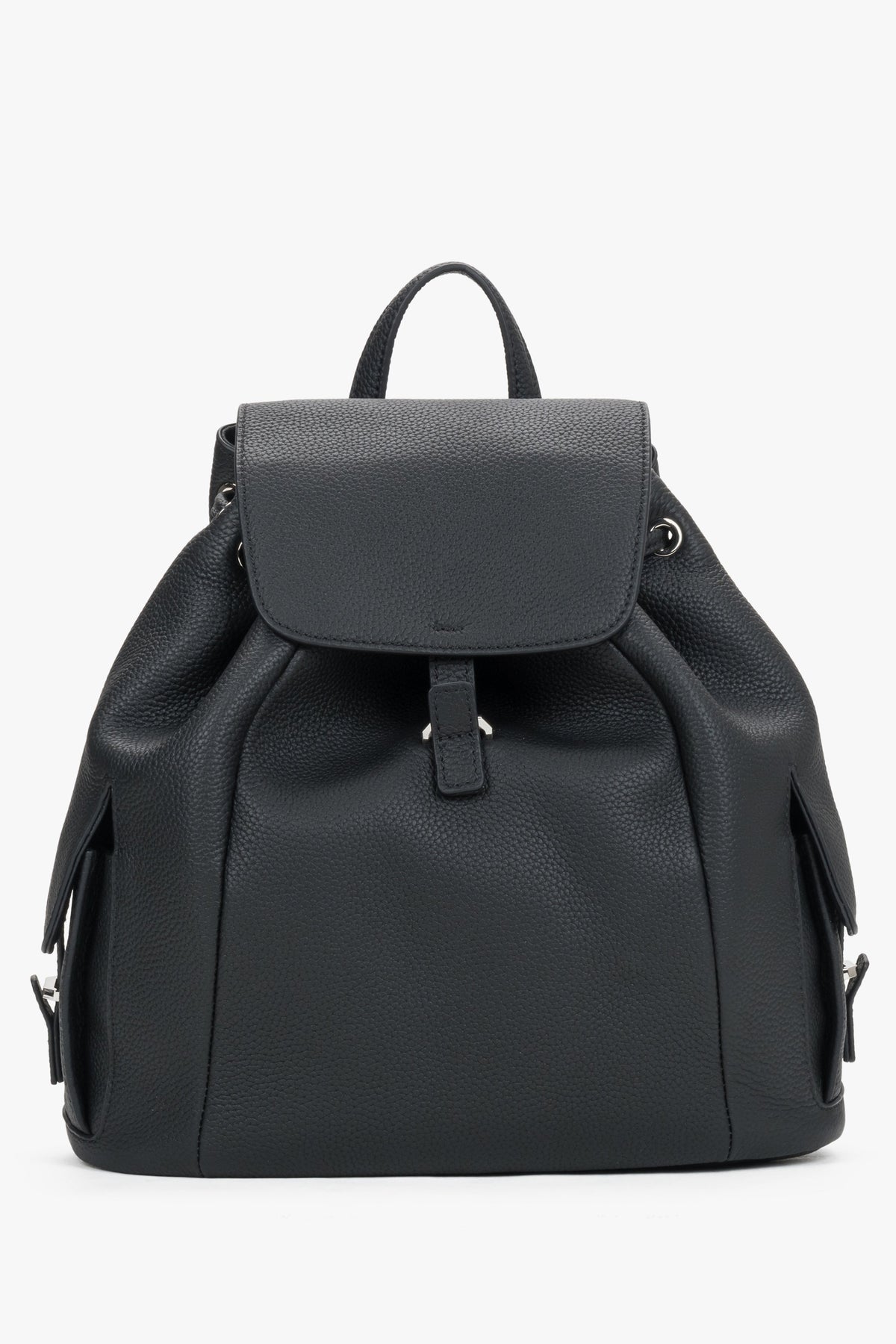 Klassische Frontalansicht des schwarzen Lederrucksacks mit geschlossener Überschlagklappe