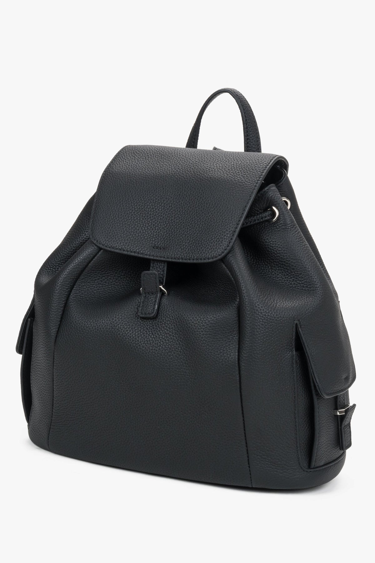 Schräge Frontalansicht der schwarzen Bucket Bag als Rucksack mit sichtbaren Seitentaschen