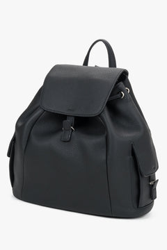 Schräge Frontalansicht der schwarzen Bucket Bag als Rucksack mit sichtbaren Seitentaschen