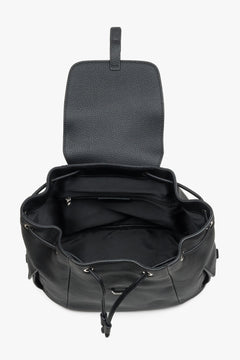Draufsicht auf den geöffneten Rucksack, die den Innenraum und den Kordelzug zeigt