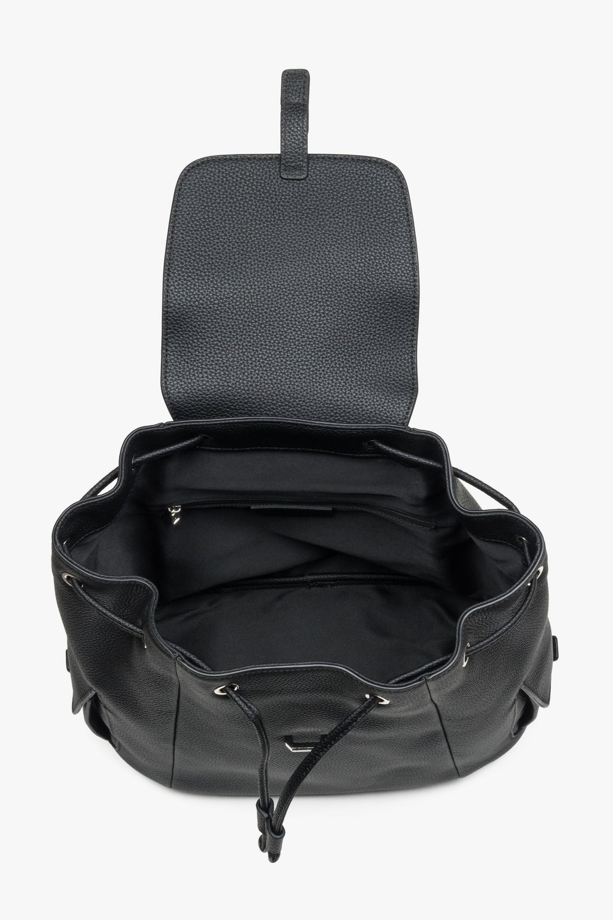 Draufsicht auf den geöffneten Rucksack, die den Innenraum und den Kordelzug zeigt