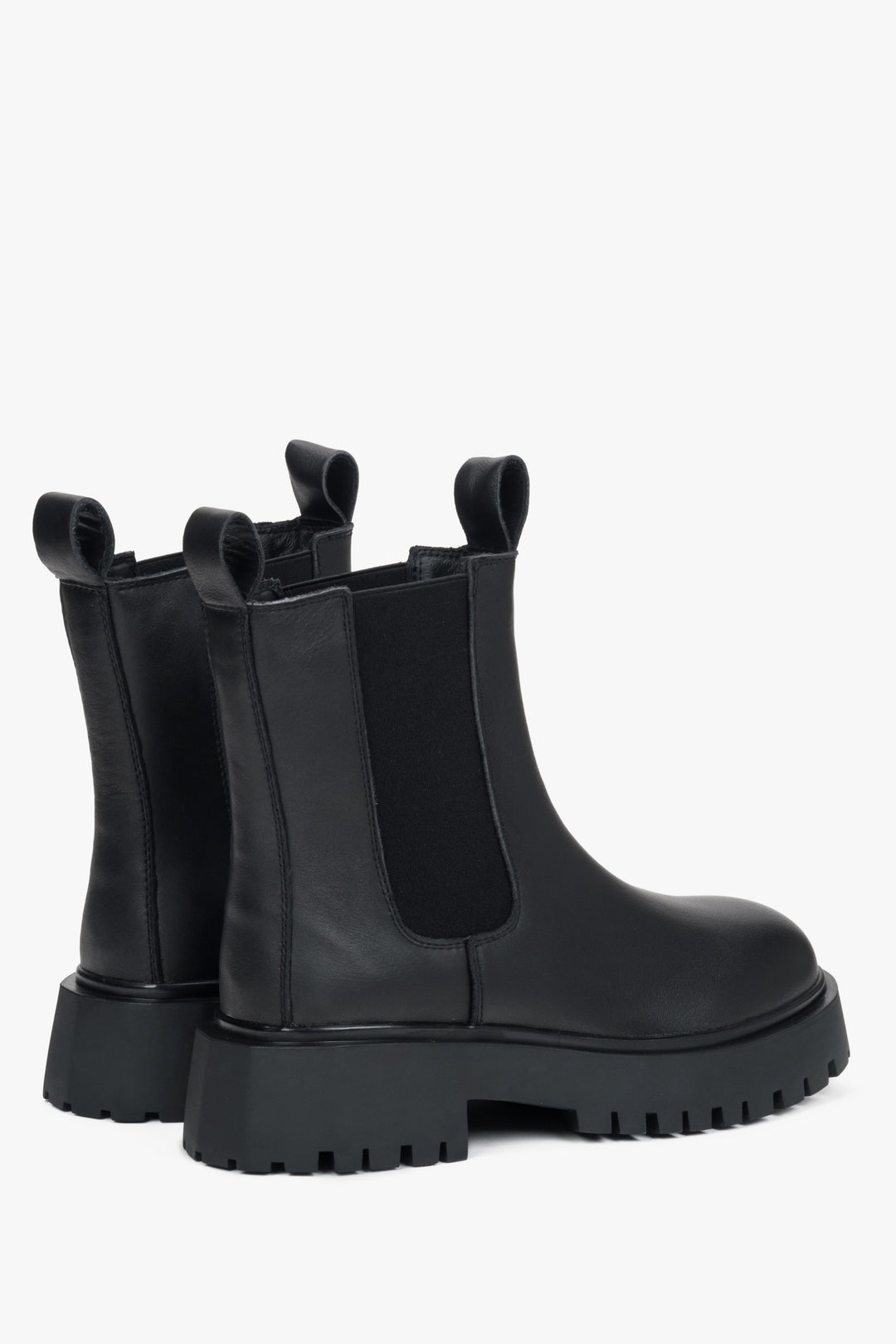 Stilvolle Damen-Chelsea-Boots aus Leder in Schwarz, gefertigt von Estro.