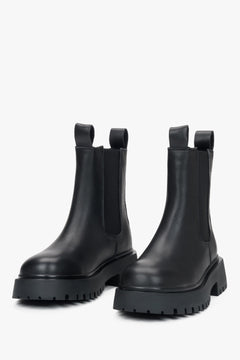 Schwarze Chelsea-Boots für Damen aus Leder, entworfen von Estro.