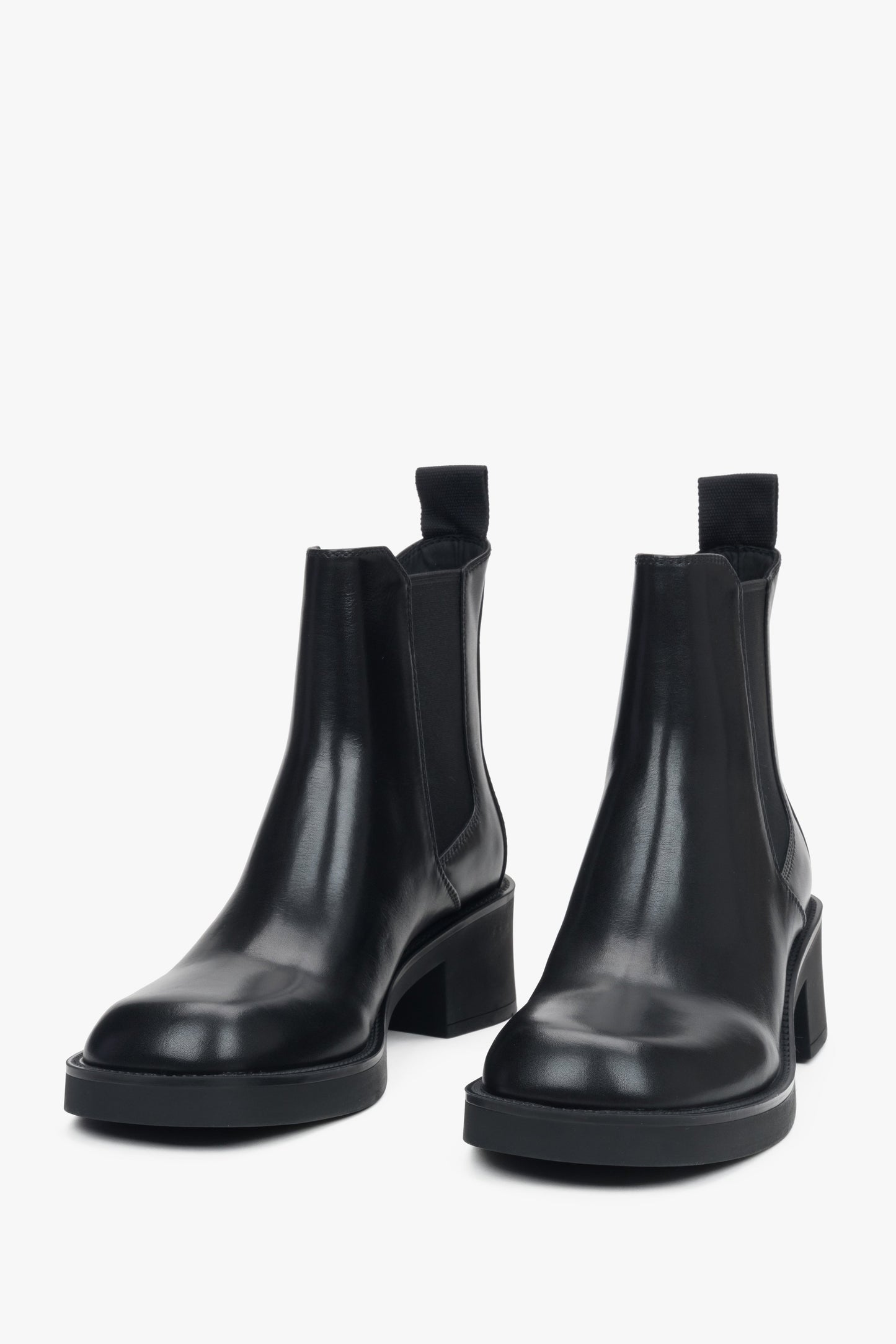 Schwarze Damen-Chelsea-Boots von Estro, gefertigt aus echtem Leder und mit bequemem Absatz.