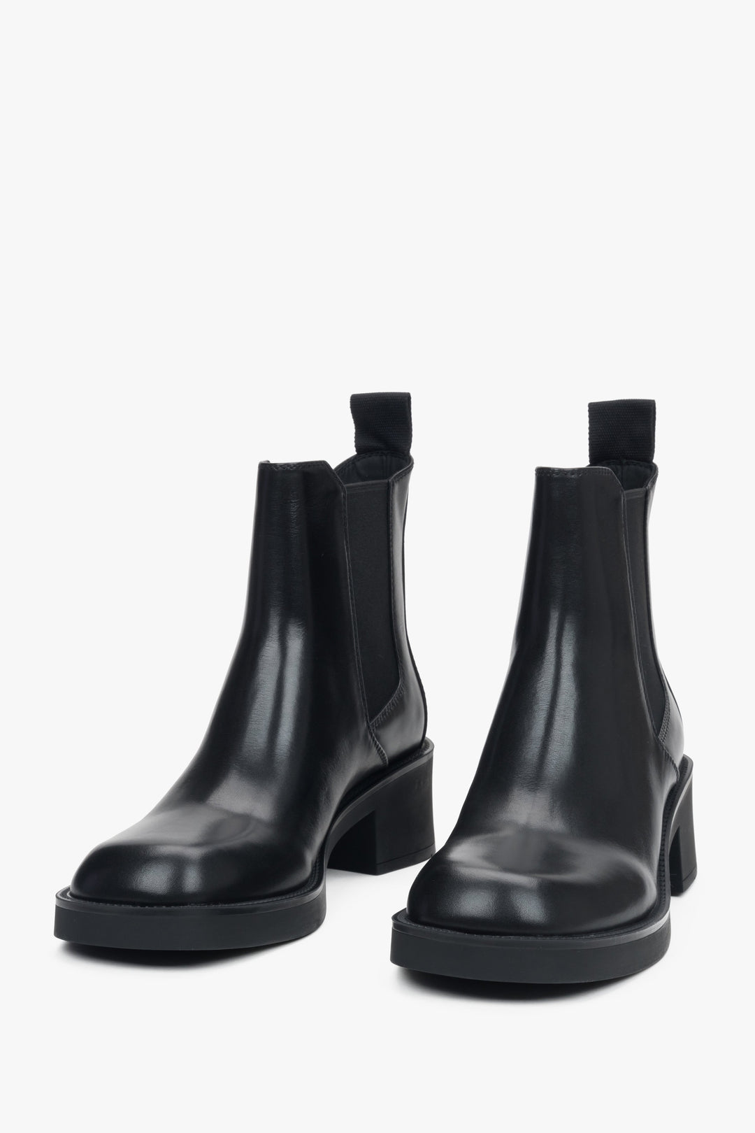Schwarze Damen-Chelsea-Boots von Estro, gefertigt aus echtem Leder und mit bequemem Absatz.